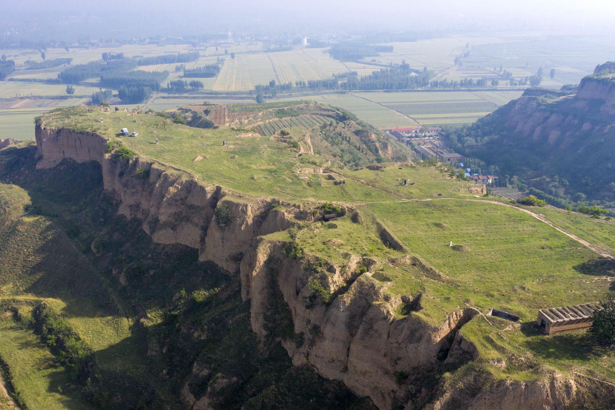 山西农村发现1400年前玉璧城遗址,悬崖边白骨层层叠落,咋回事