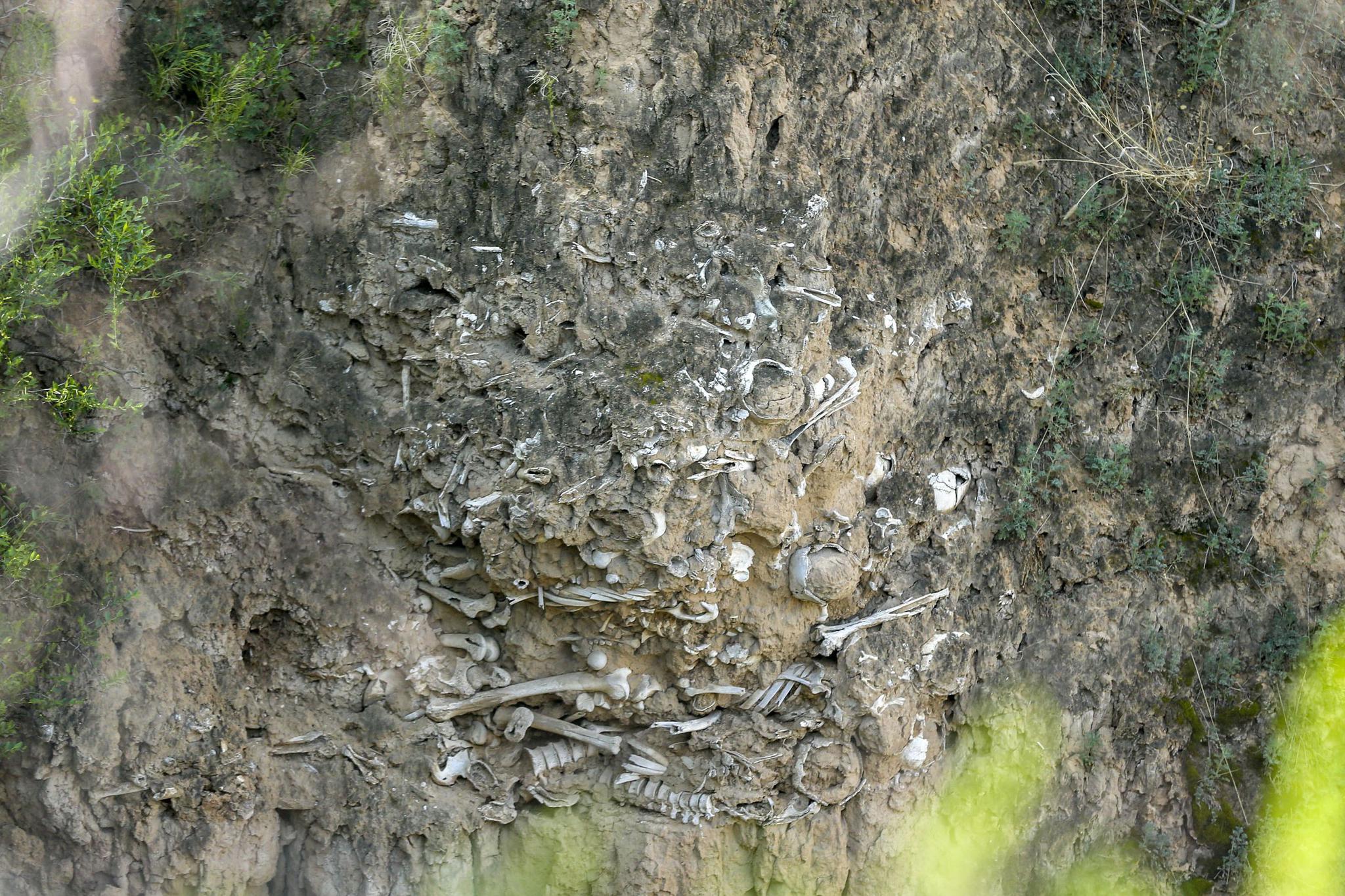 山西农村发现1400年前玉璧城遗址,悬崖边白骨层层叠落,咋回事