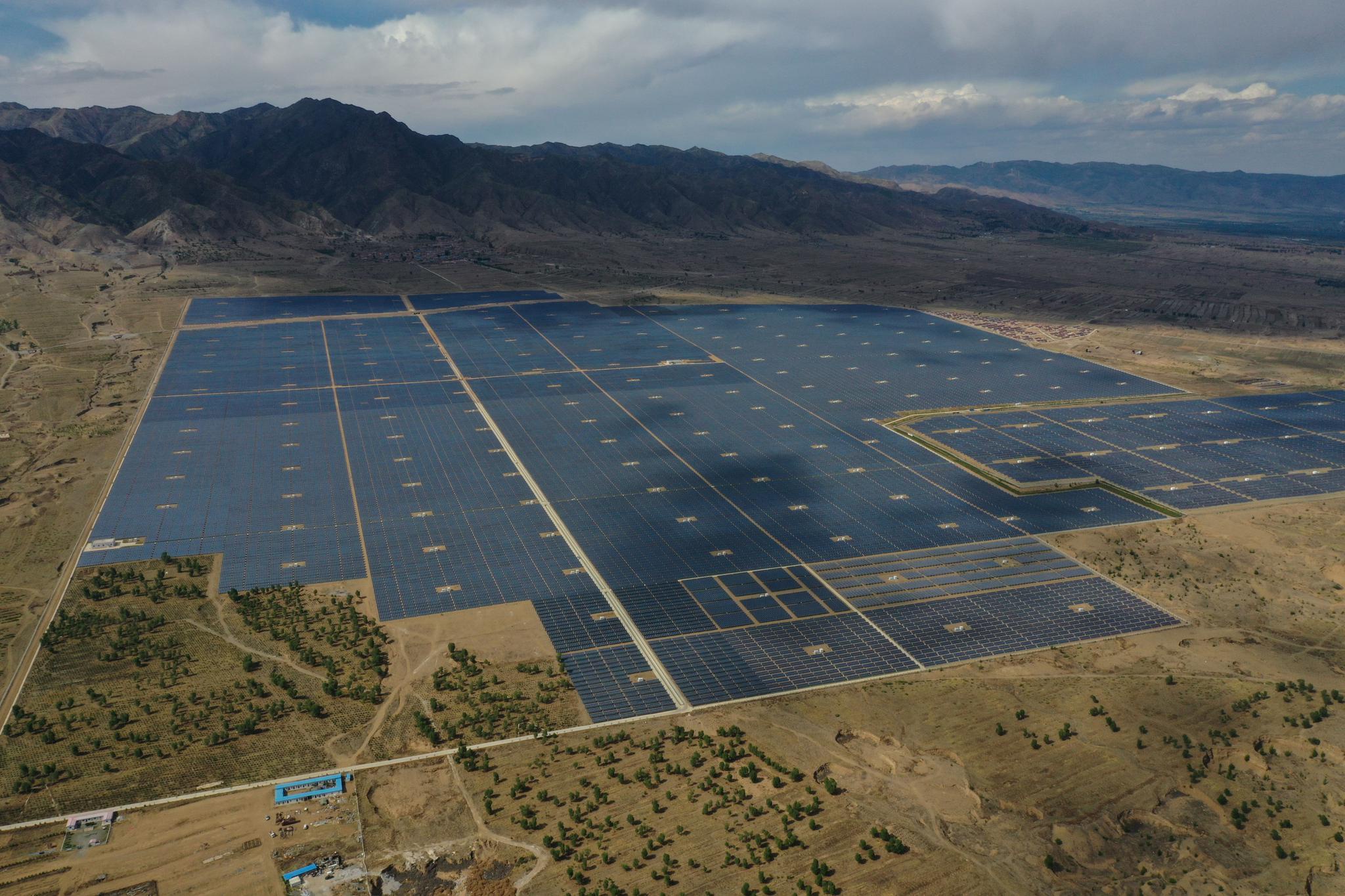 大山深处建74万平方米光伏群,蔚为壮观!