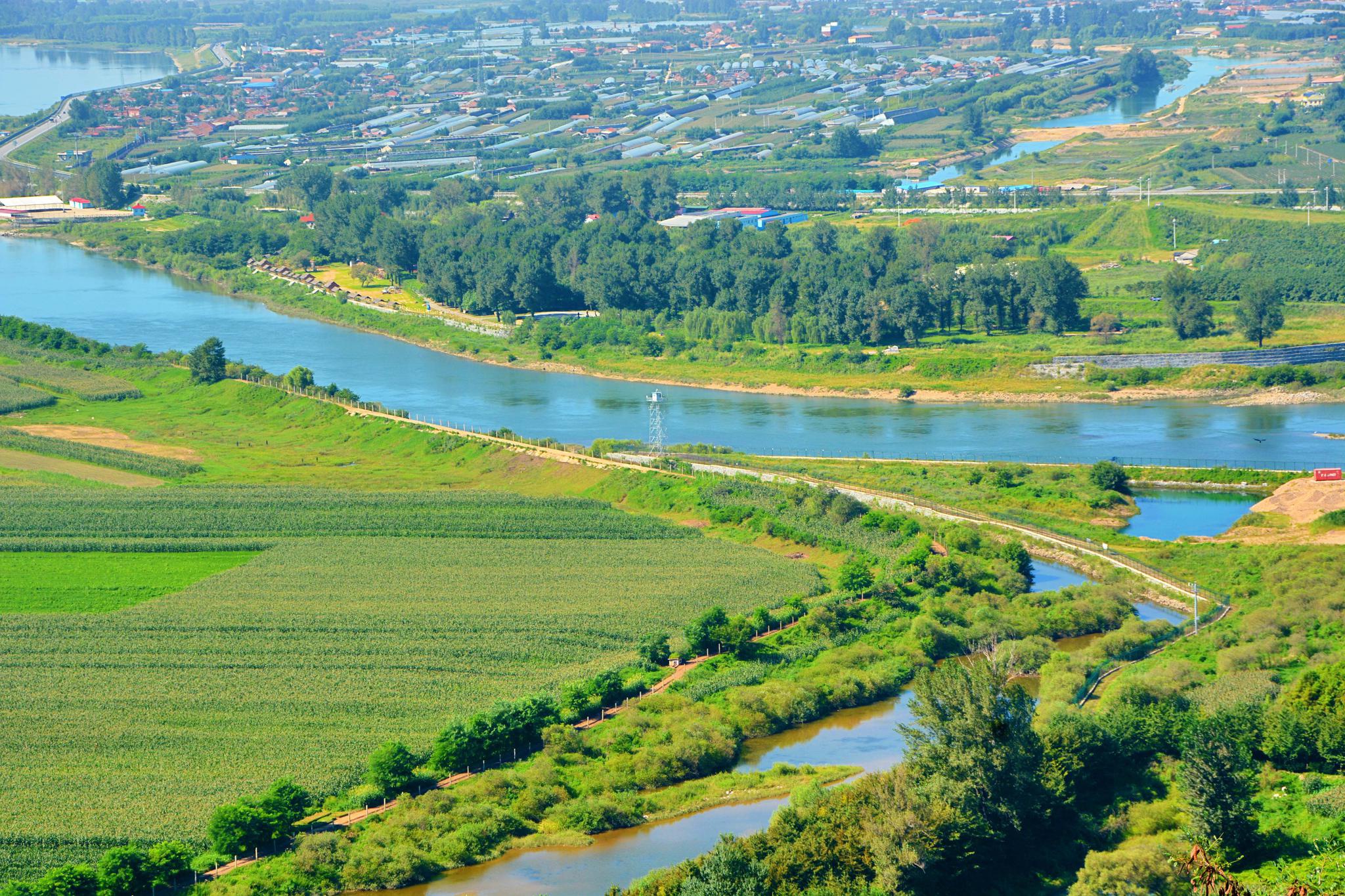 虎山长城上俯瞰鸭绿江两岸村庄河流,原创拍摄_高清图集_新浪网