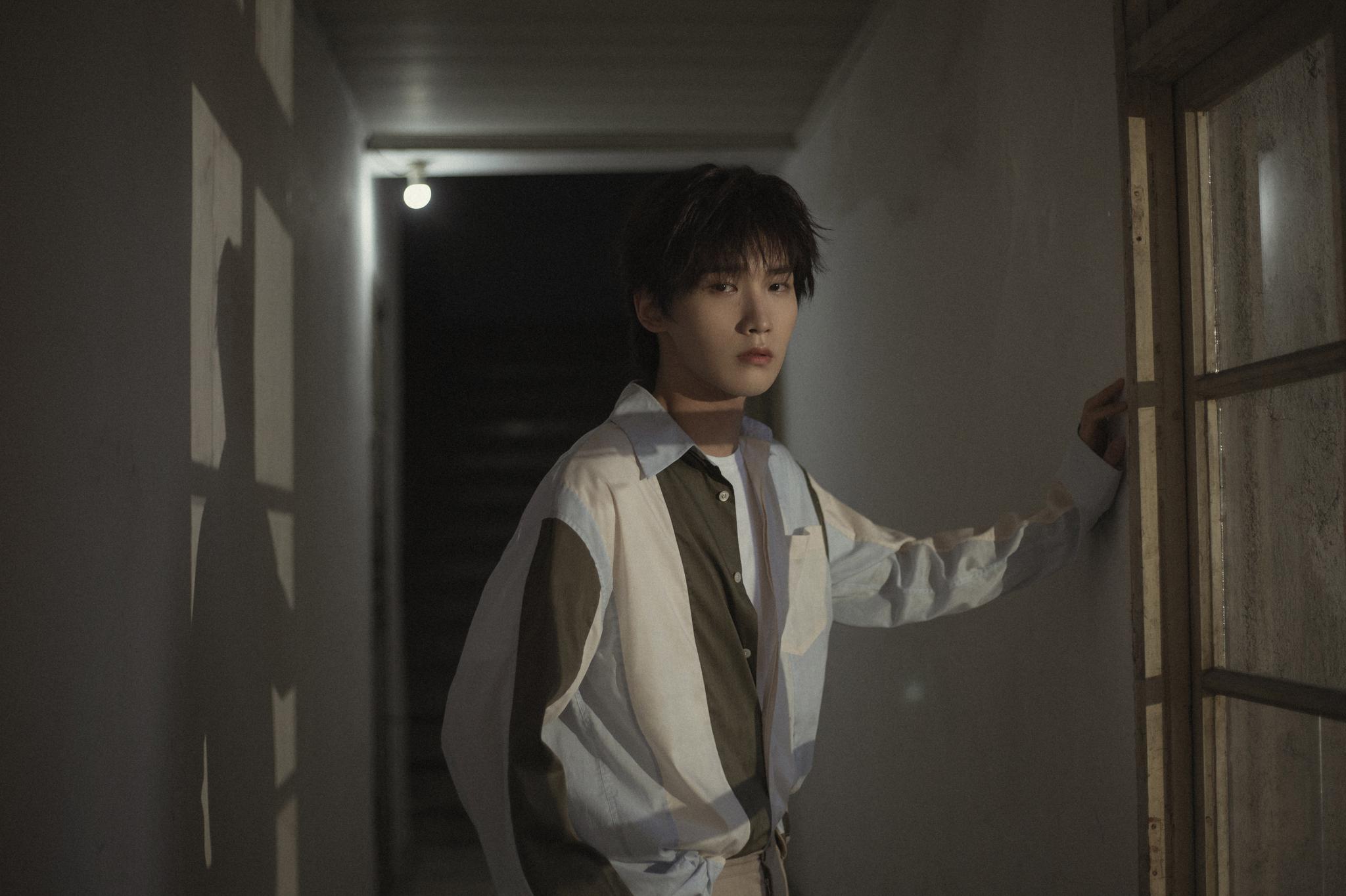 邢昭林复古风生日写真释出 清朗少年目光温柔