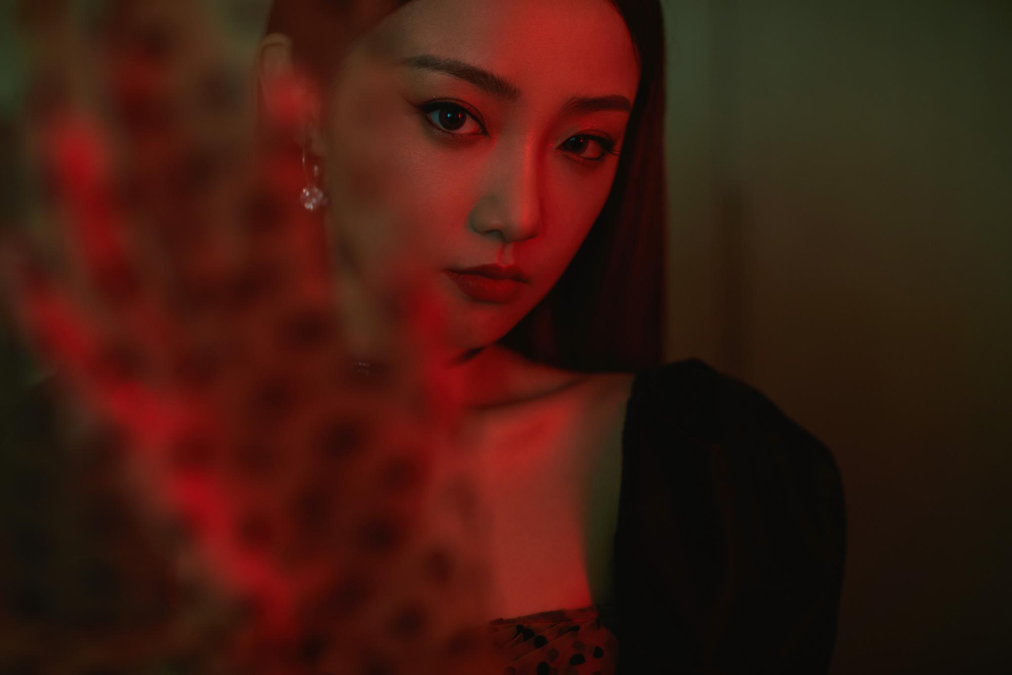 吴佳怡亮相杭州造型酷飒02锁骨细腰抢镜