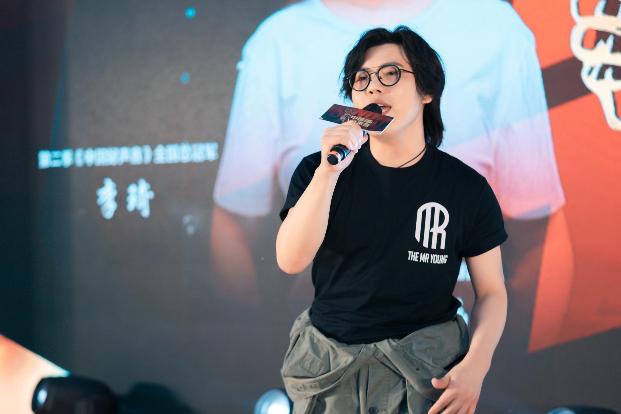 歌手李琦亮相好声音海选专场赛多变曲风展现音乐多面性 李琦 好声音 海选 新浪新闻 歌手李琦亮相好声音海选专场赛多变曲风展现音乐多面性 李琦 好声音 海选 新浪新闻