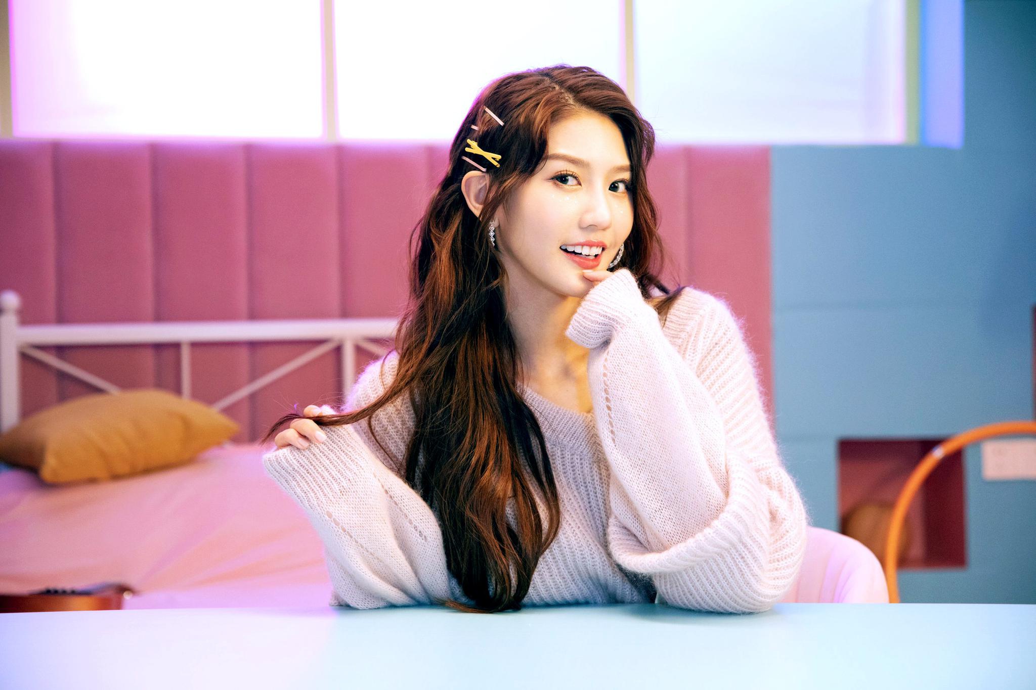 朱主爱为广告拍mv,展现多才艺绽放甜美力