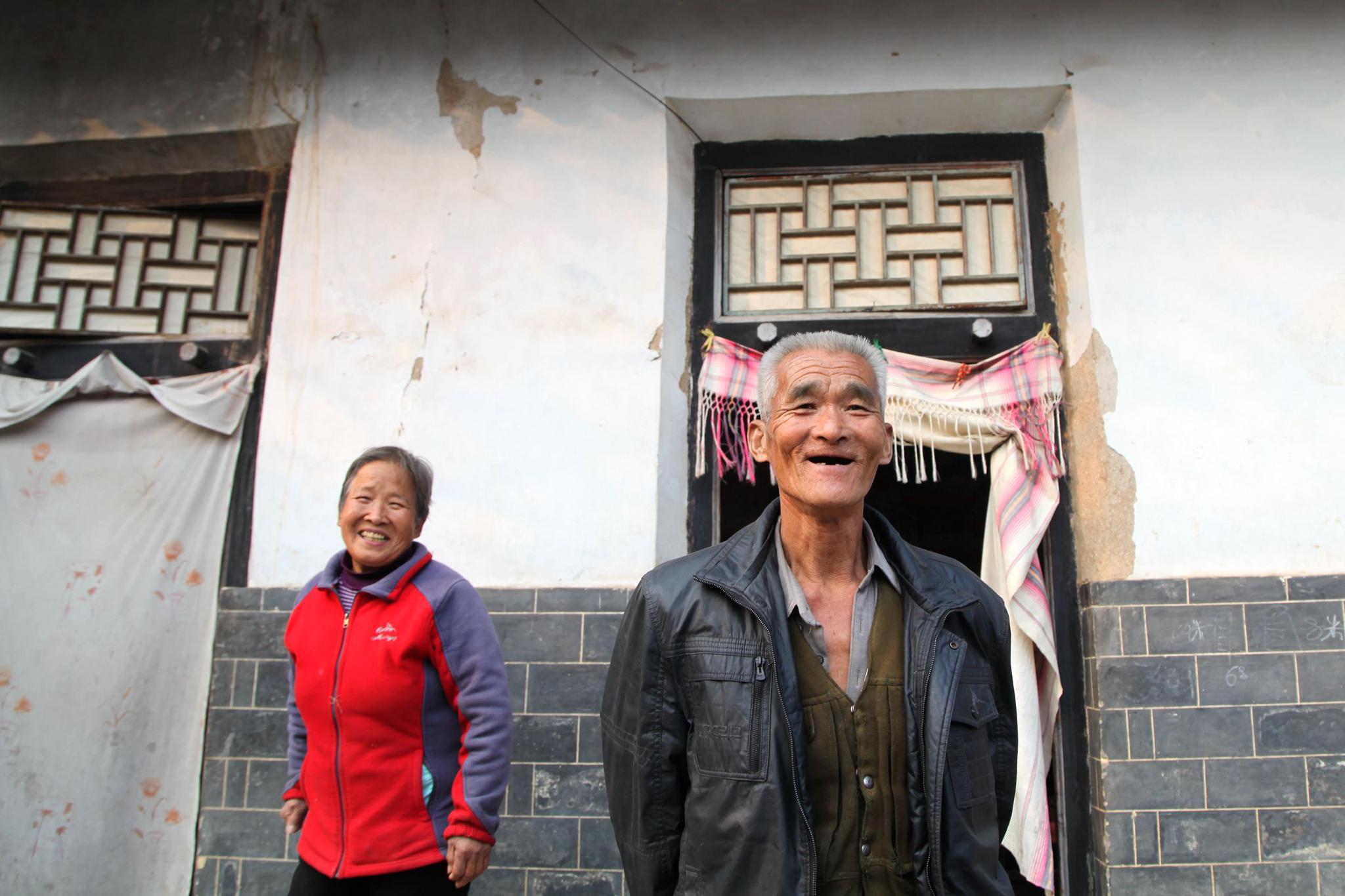 陕西7旬农民大叔把水烟袋和军用水壶当成传家宝背后有故事