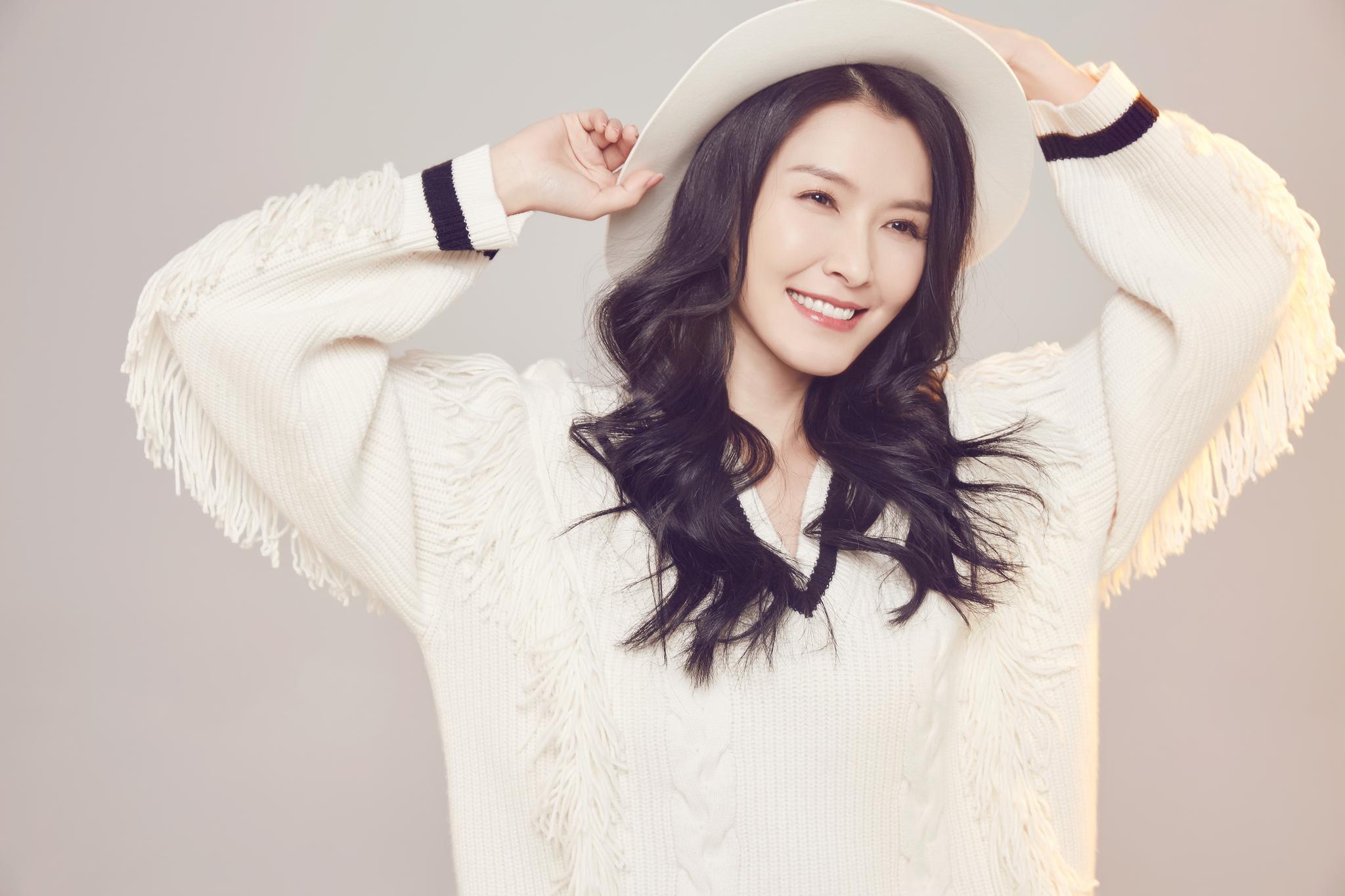 徐洁儿冬日暖心写真曝光 笑容明朗治愈感十足|徐洁儿|笑容|礼帽_新浪