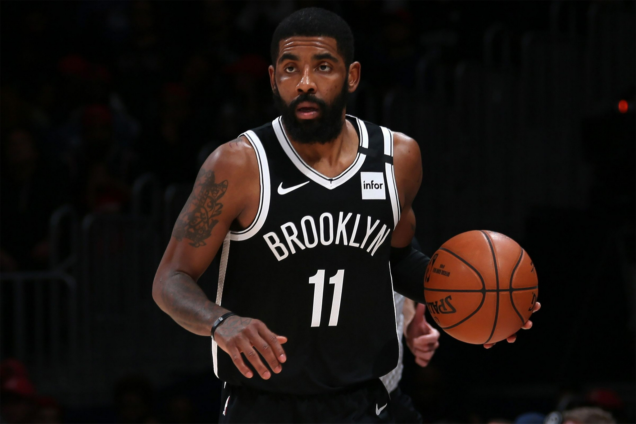 欧文惹篮网球员众怒悠闲看大学球赛篮网球员萌生不满情绪