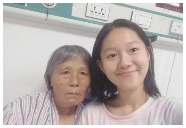 刚学会用微信的爷爷，发了第一条消息，孙女瞬间泪崩……休闲区蓝鸢梦想 - Www.slyday.coM