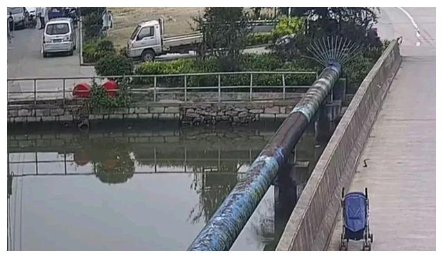 宁波年轻女子推着婴儿车上桥,将婴儿放在一边自己翻过桥栏跳江休闲区蓝鸢梦想 - Www.slyday.coM 宁波年轻女子推着婴儿车上桥,将婴儿放在一边自己翻过桥栏跳江休闲区蓝鸢梦想 - Www.slyday.coM