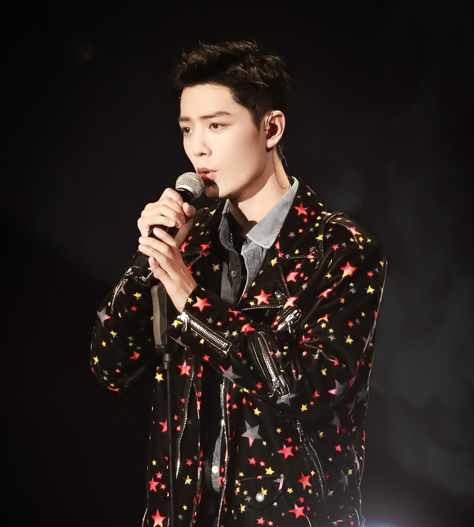 肖战在《演员请就位》大决赛献唱