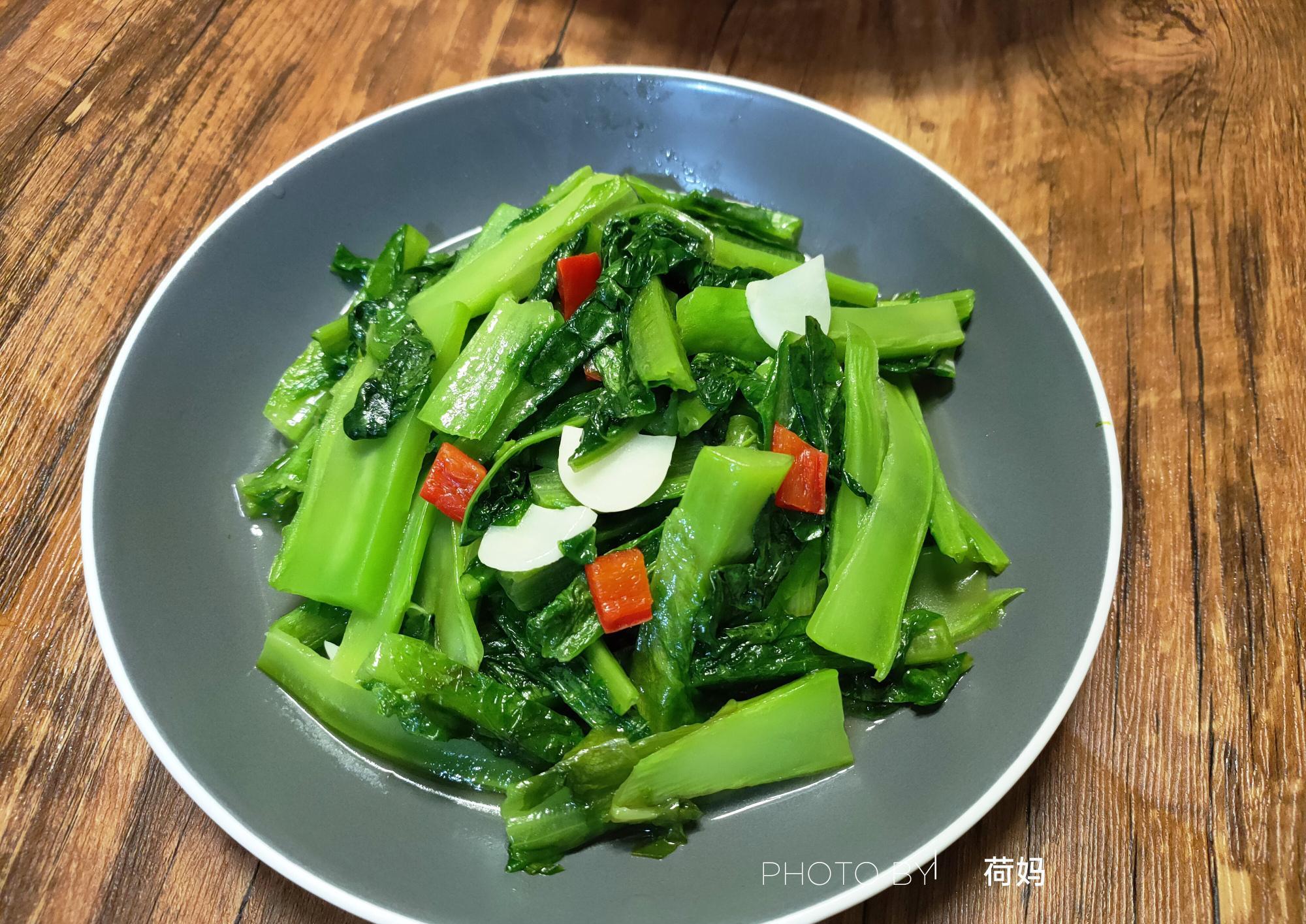 十年不下厨的老公做一顿素食餐三菜一汤摆上桌孩子哭着要吃肉