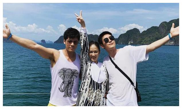 娱乐圈一位隐藏的男闺蜜,其亲密合影过的女明星很多都是大咖