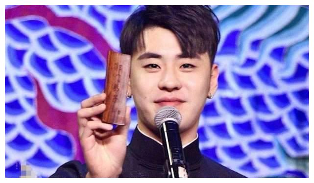 张云雷晒郭德纲送的御子板,四个字霸气侧漏,老郭的野心太大了!