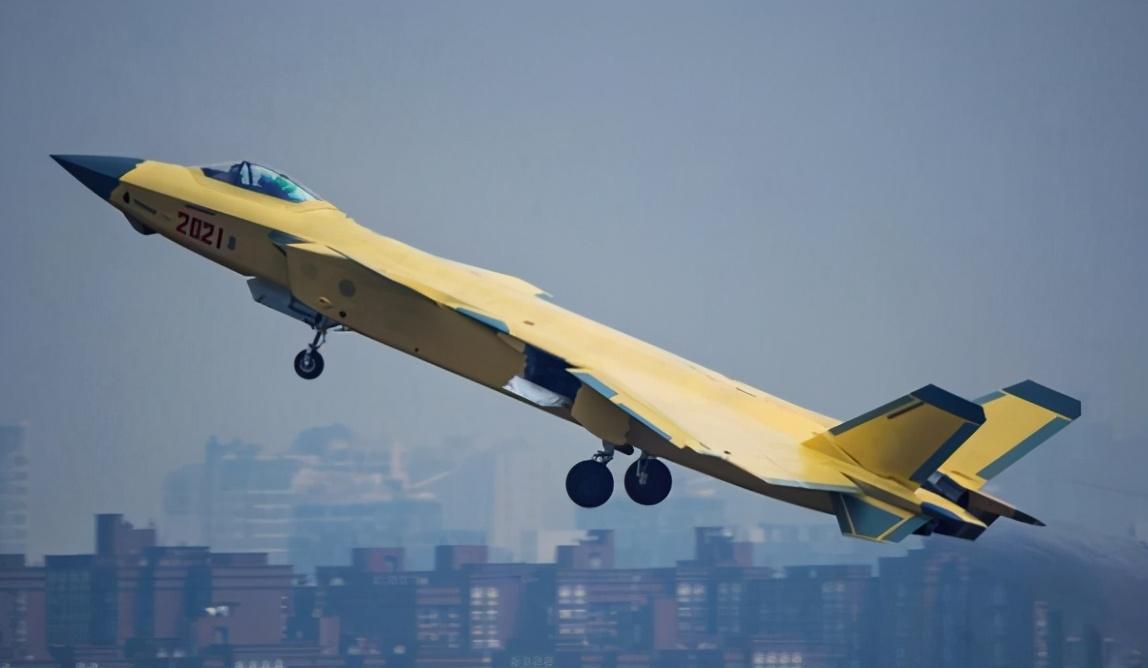 歼20首飞的十年,我国出现众多武器,西方专家:颠覆了对华的预期