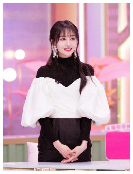 颜值回春!郑爽最新路透红裙甜美动人,网友感叹:梦回楚雨荨!