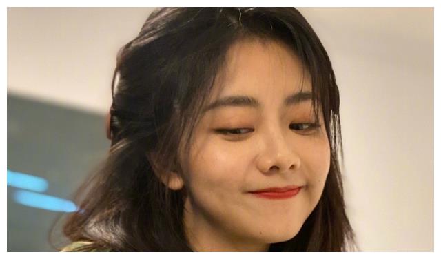 谭松韵晒对镜自拍照,嘟嘴卖萌顶多18岁,她的手机壳瞬间成焦点!