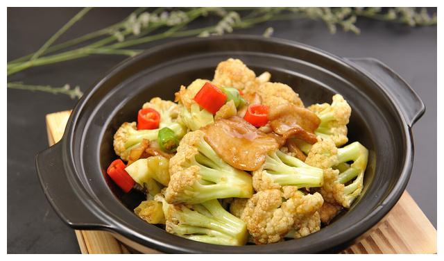 炒花菜先焯水还是先过油都不对教你一招花菜香脆又入味