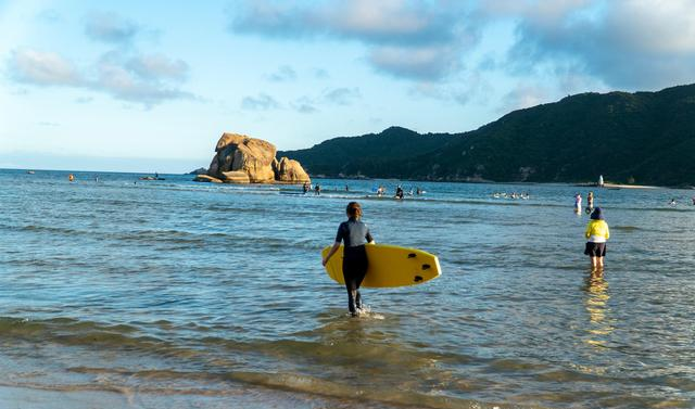 三亚小众景点推荐:不能错过的后海渔村,冲浪爱好者的天堂