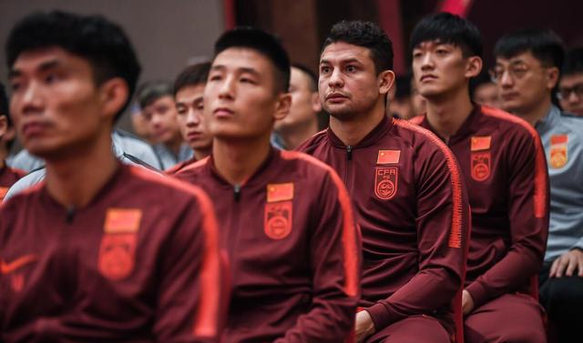 国人反击！耐克阿迪股价纷纷暴跌，解约潮来袭，更残酷的事要来了休闲区蓝鸢梦想 - Www.slyday.coM