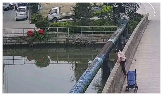 宁波年轻女子推着婴儿车上桥,将婴儿放在一边自己翻过桥栏跳江休闲区蓝鸢梦想 - Www.slyday.coM 宁波年轻女子推着婴儿车上桥,将婴儿放在一边自己翻过桥栏跳江休闲区蓝鸢梦想 - Www.slyday.coM