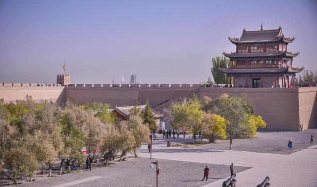 实拍天下第一雄关嘉峪关，长城内外差别原来这么大休闲区蓝鸢梦想 - Www.slyday.coM