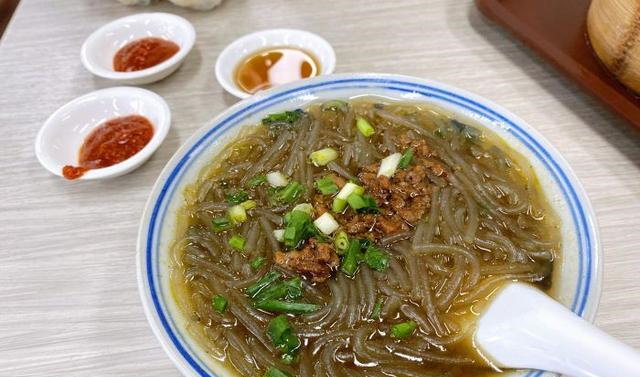 杭州人均10元的早餐店，卖的是传统小吃，杭州老底子自己拿碗来装休闲区蓝鸢梦想 - Www.slyday.coM