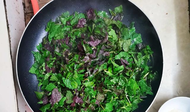 家常菜之紫苏薄荷炒鱼片,香味独特,嫩滑爽口,米饭杀手|鱼片|紫苏|薄荷