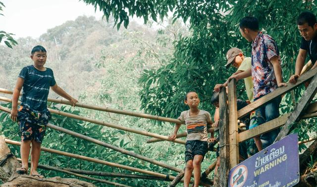 老挝小镇的一处秘境，来的<a href=