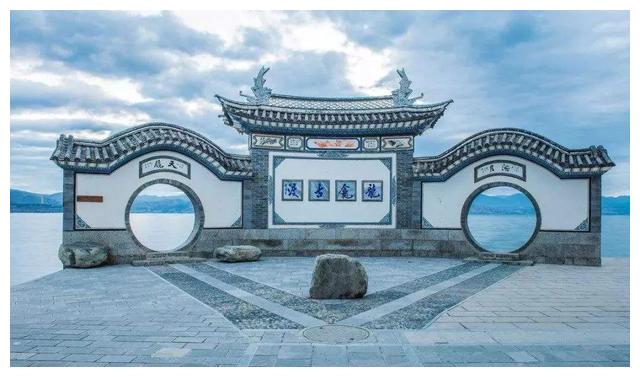 玉洱银苍的山水之间,白族民居如同散落在大地之上的珍珠,最是光彩夺目