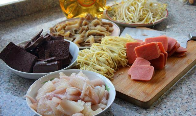 材料:牛肚200克,午餐肉1块,鸭血1块,鱿鱼300克,豆芽适量,毛血旺底料