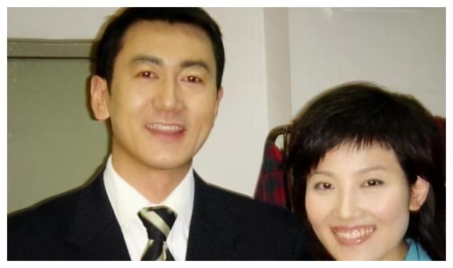 央视最帅男主播鲁健隐婚16年少有人知妻子是身为主持人的她