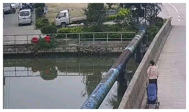 宁波年轻女子推着婴儿车上桥,将婴儿放在一边自己翻过桥栏跳江休闲区蓝鸢梦想 - Www.slyday.coM 宁波年轻女子推着婴儿车上桥,将婴儿放在一边自己翻过桥栏跳江休闲区蓝鸢梦想 - Www.slyday.coM