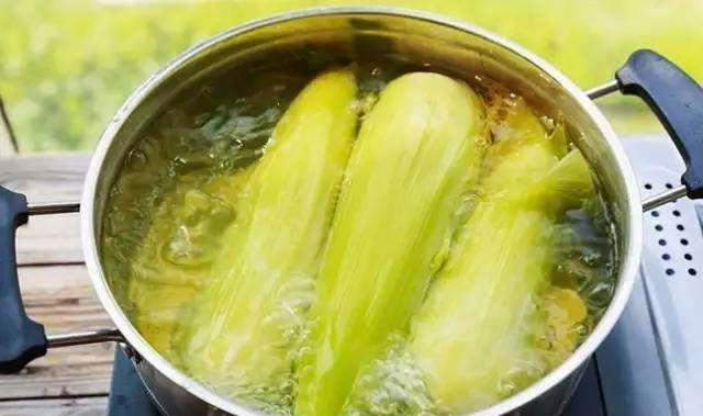 煮玉米时，记着别用清水直接煮，放上2样料，玉米软糯又香甜休闲区蓝鸢梦想 - Www.slyday.coM