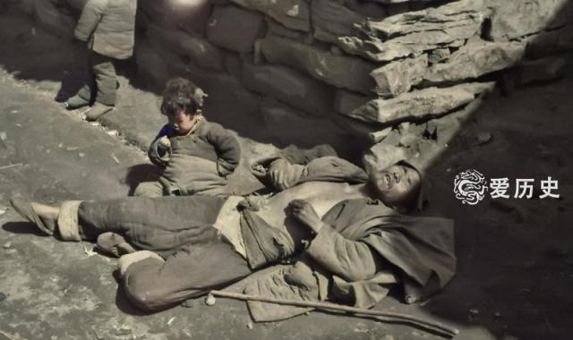 1942年河南饥荒上色老照片任何吃的都比人值钱孩子自生自灭