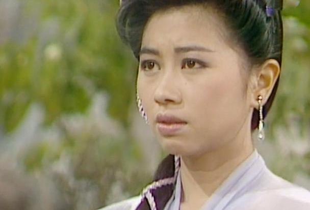 陈佩珊扮演程寒萼,这个角色完全就是一个被家人宠坏的熊孩子,让人看得