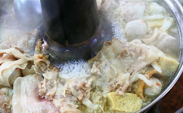 第一次上东北,围着“炕头”吃火锅,一道菜就将我征服了,厉害!休闲区蓝鸢梦想 - Www.slyday.coM 第一次上东北,围着“炕头”吃火锅,一道菜就将我征服了,厉害!休闲区蓝鸢梦想 - Www.slyday.coM