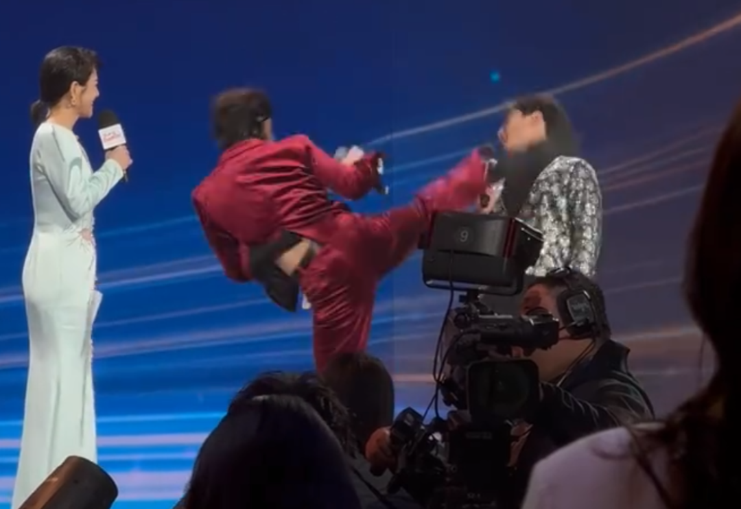 向佐突然飞起一脚，差点踢到主持人的头！百克力回应：不敢还手