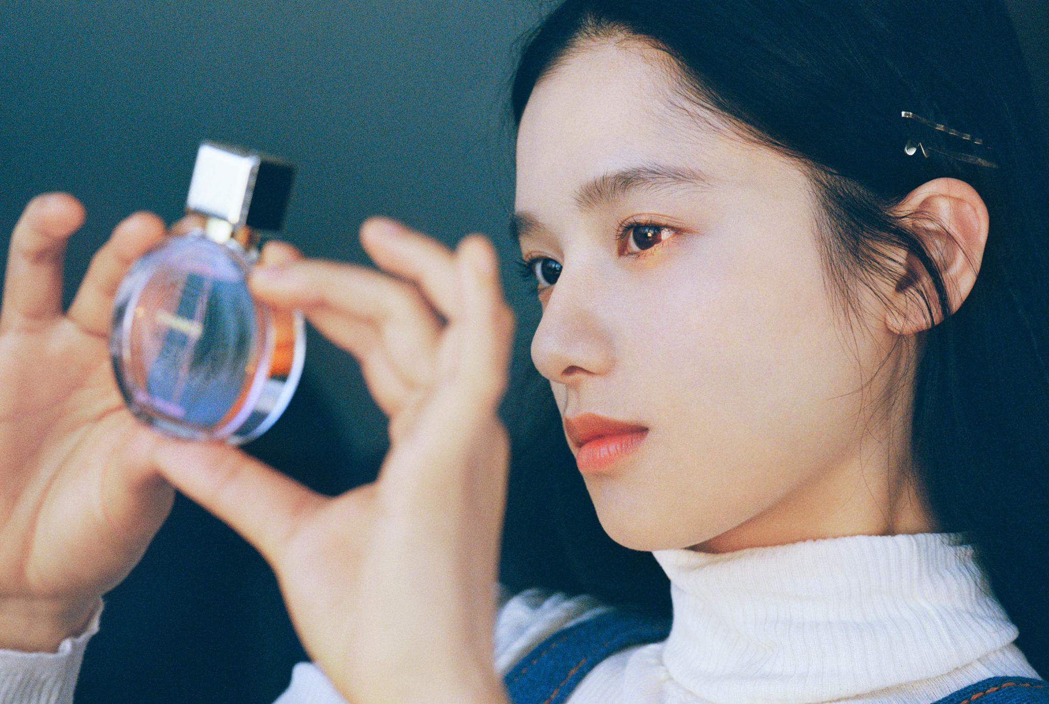 张婧仪香奈儿香水胶片写真 与你心"仪"邂逅