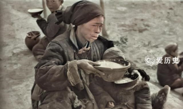 1942年河南饥荒上色老照片任何吃的都比人值钱孩子自生自灭