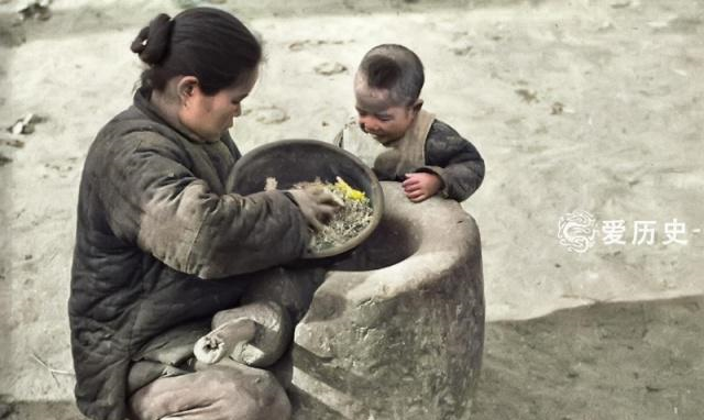 1942年河南饥荒上色老照片任何吃的都比人值钱孩子自生自灭