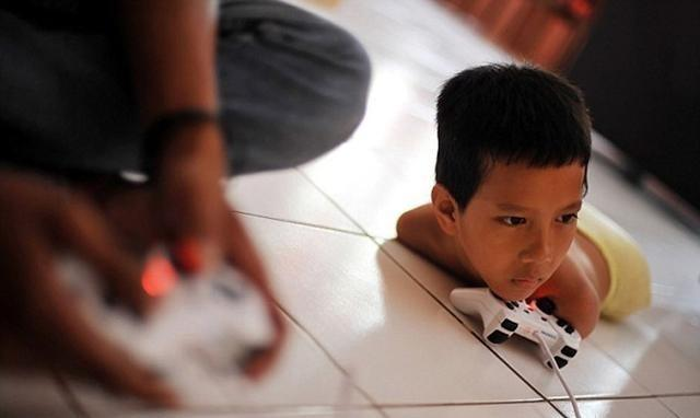 12岁小男孩天生无手无脚,用嘴巴写字,用下巴玩游戏!