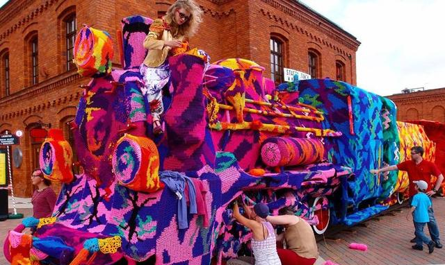 波兰一女子织毛衣上瘾,给自己房子穿上外套,家里全是毛衣装饰休闲区蓝鸢梦想 - Www.slyday.coM 波兰一女子织毛衣上瘾,给自己房子穿上外套,家里全是毛衣装饰休闲区蓝鸢梦想 - Www.slyday.coM