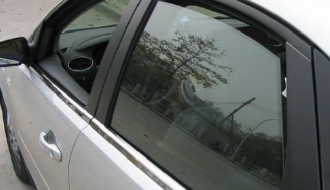 大学门口降一半车窗到底是什么意思？