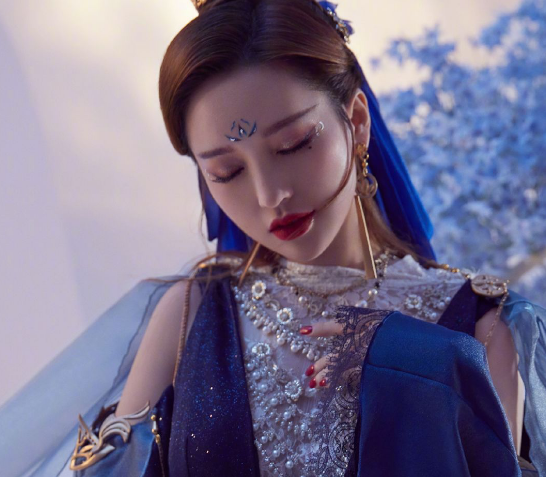 金莎不愧是逆龄女神,一袭古装造型韵味十足,童颜风采时髦又吸睛