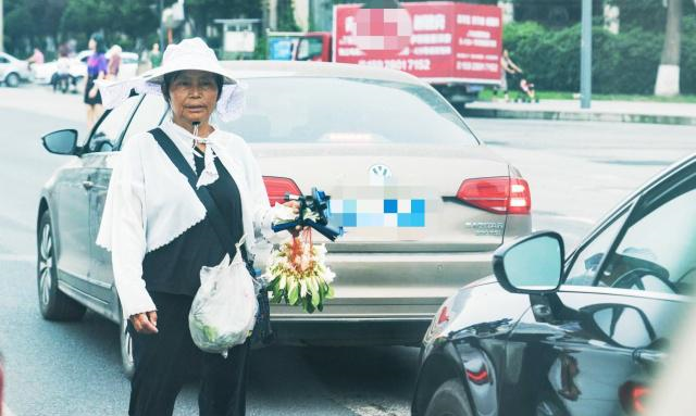 见过这样卖花的吗?成都街头,这是谁的妈快领走!休闲区蓝鸢梦想 - Www.slyday.coM 见过这样卖花的吗?成都街头,这是谁的妈快领走!休闲区蓝鸢梦想 - Www.slyday.coM