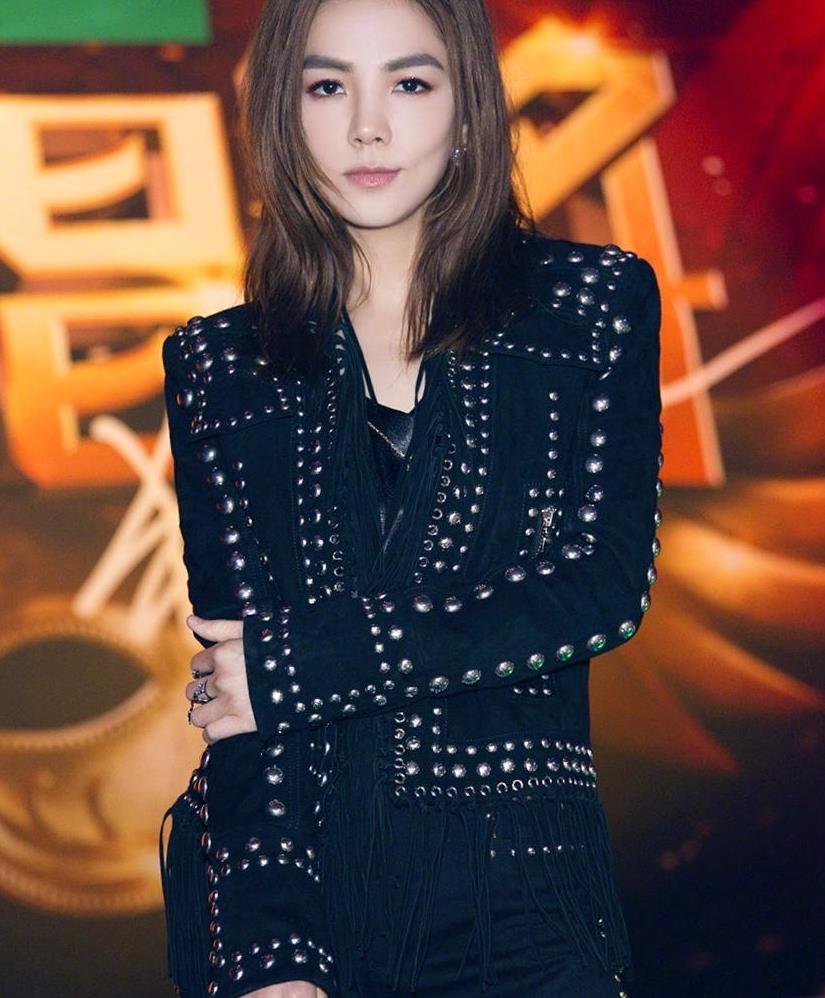 Ella陈嘉桦真是时尚潮人，一身黑朋克风造型又美又帅，真吸睛