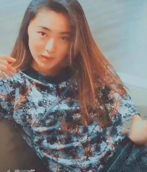 复古风造型怎么穿出高级感?看看童安格的女儿你就明白了__财经头条