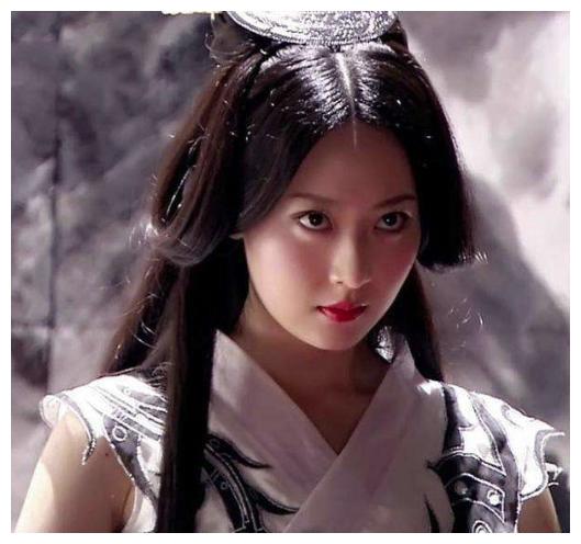 她24岁被成龙力捧一炮而红,曾一舞倾城,如今却沦落到三四线