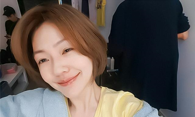 41岁小S走少女路线，针织衫配牛仔短裙，一点不像3个孩子的妈休闲区蓝鸢梦想 - Www.slyday.coM