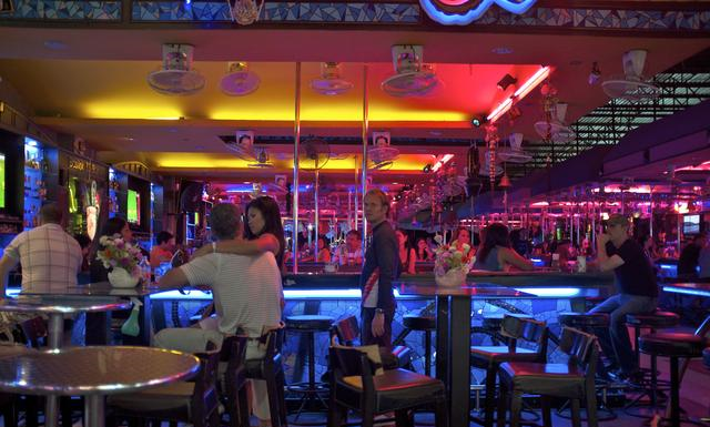 中国游客赴泰国旅行，这个行为被当地怒斥驱赶，太不尊重人了休闲区蓝鸢梦想 - Www.slyday.coM